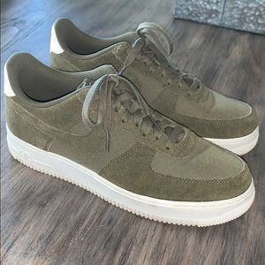 army green nike air force